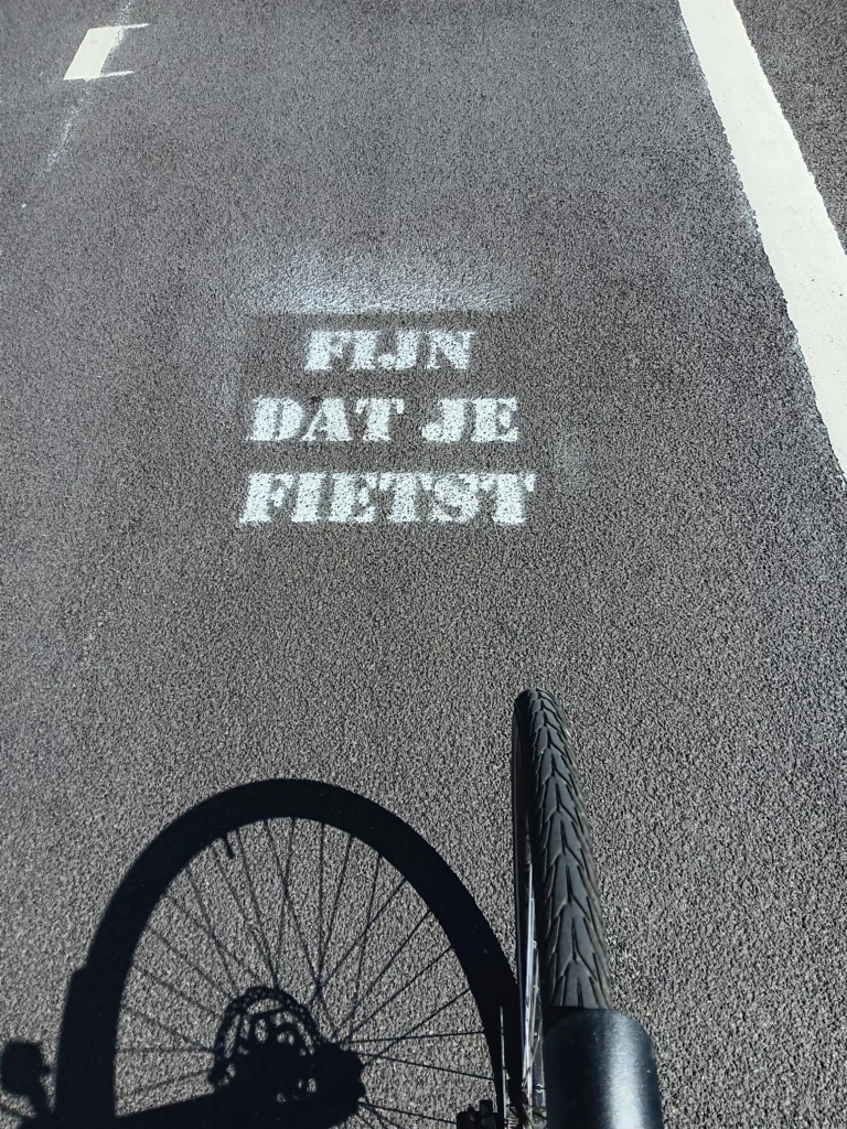 Fietspad met slogan fijn dat je fietst